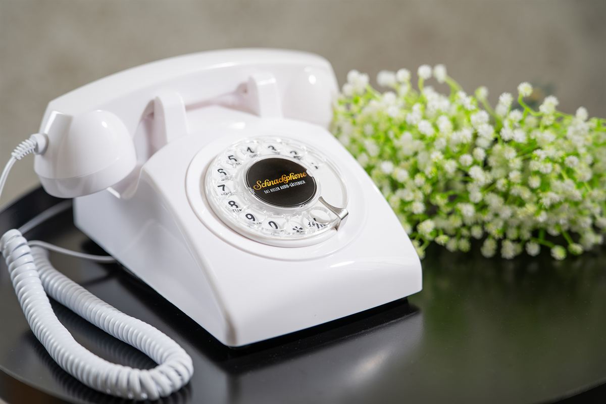 Schnackphone Basic: weißes Wählscheibentelefon mit Schnackphone-Logo